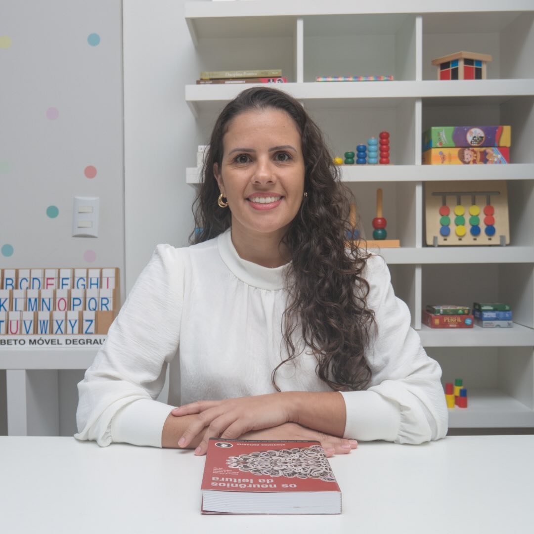 Thalita M. Goulart em seu consultório